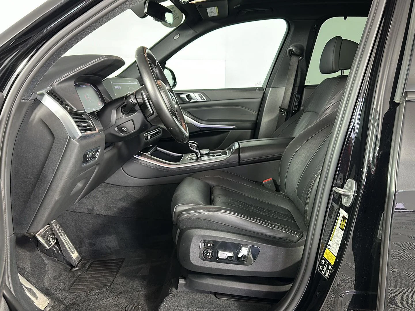 Used 2022 Black Sapphire Metallic BMW M50i image 7