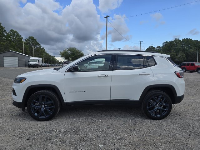 New 2026 Bright White Clear-Coat Exterior Paint Jeep Latitude image 6