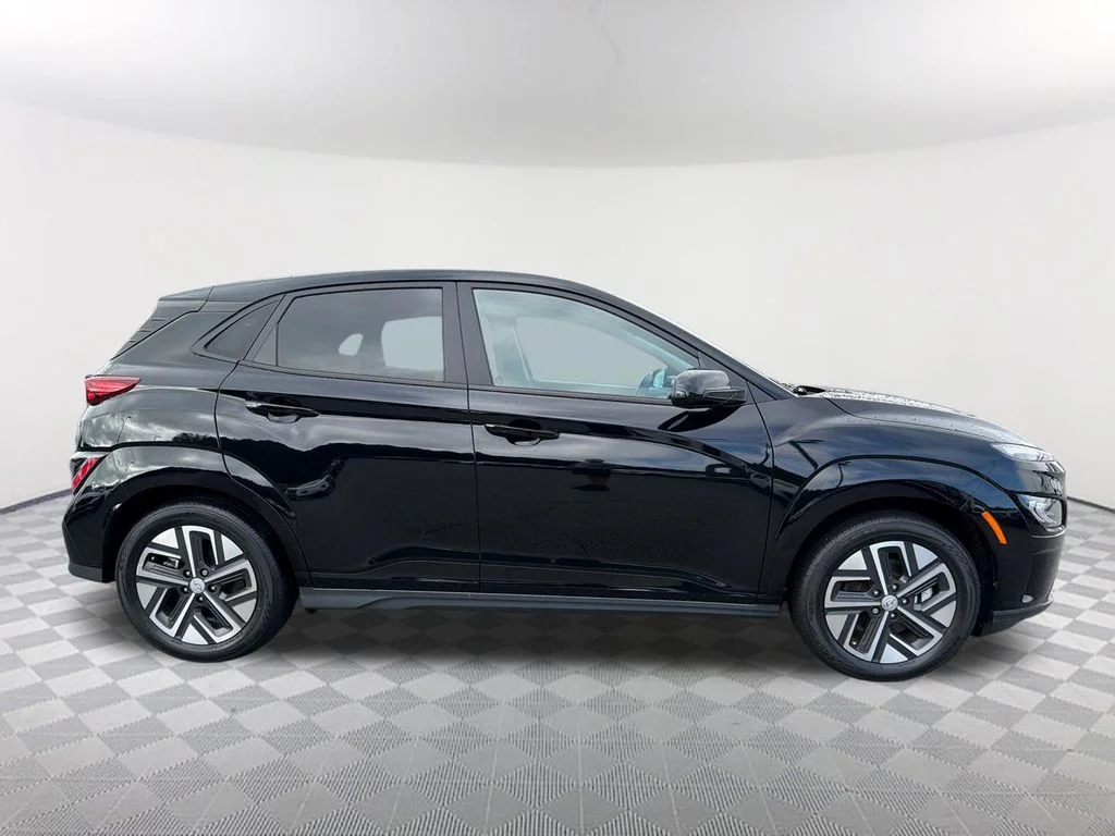 Used 2023 Black Hyundai Limited image 4