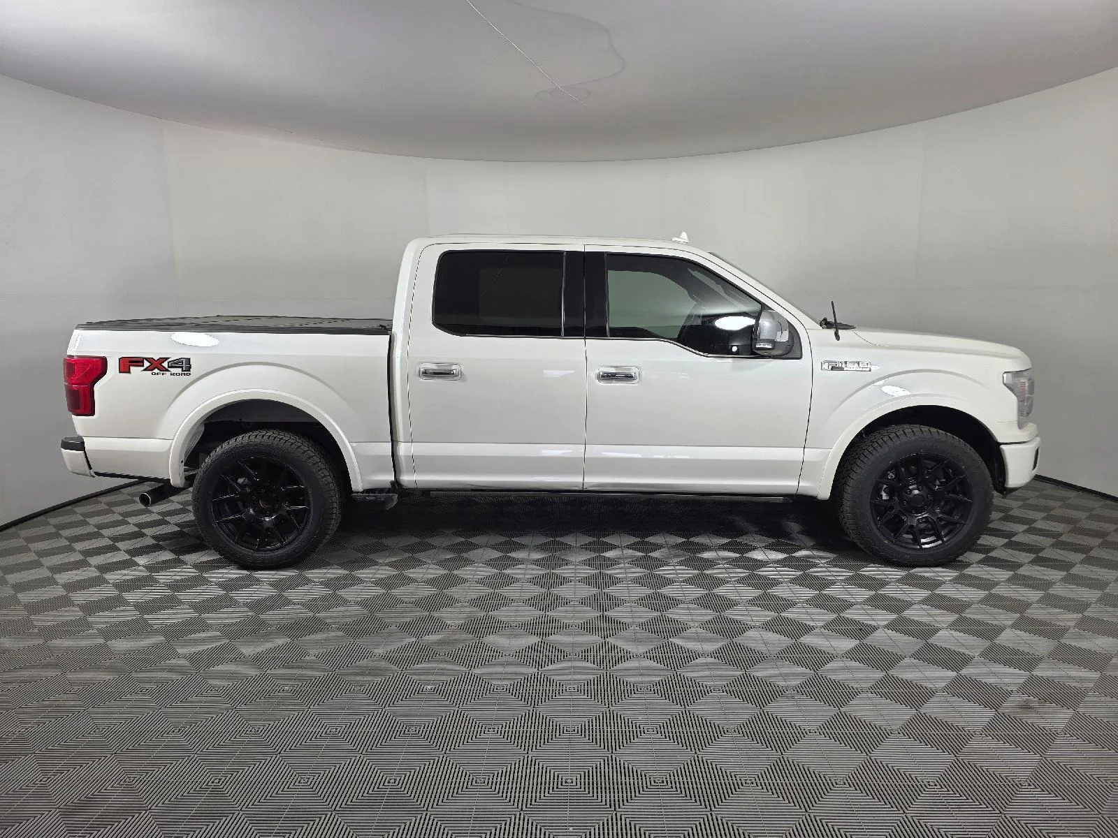 Used 2019 White Platinum Metallic Tri-Coat Ford Platinum image 9