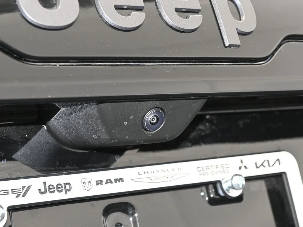 New 2026 Diamond Black Crystal Pearl-Coat Exterior Paint Jeep Laredo image 31