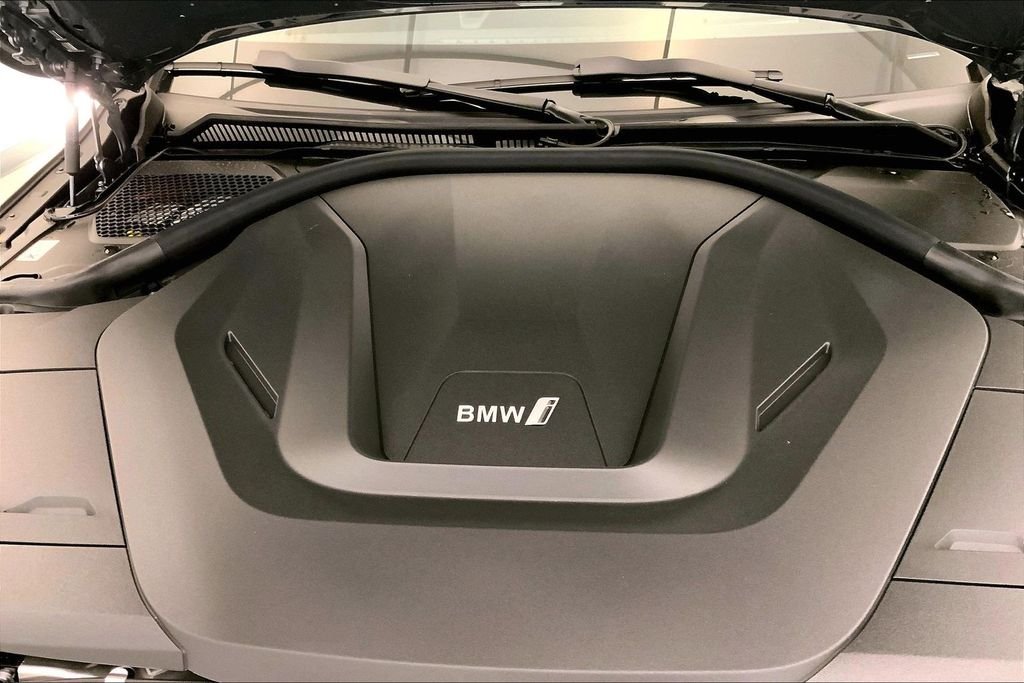 Used 2026 Skyscraper Grey Metallic BMW xDrive40 image 8
