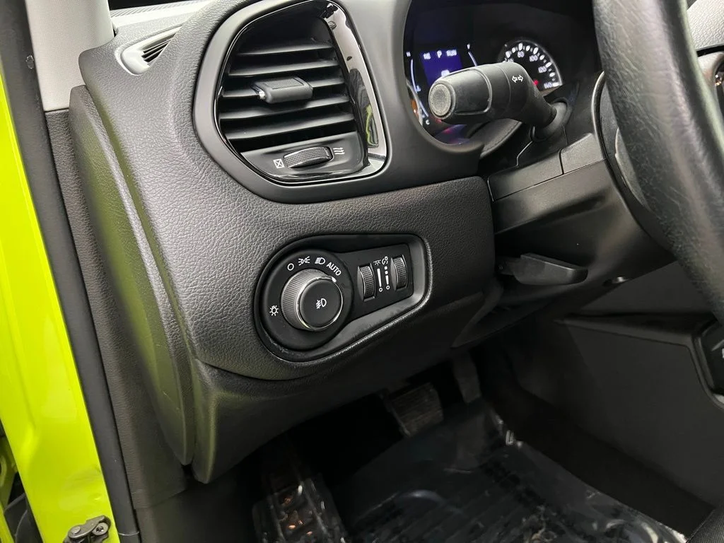 Used 2018 Hypergreen Clearcoat Jeep Latitude image 8