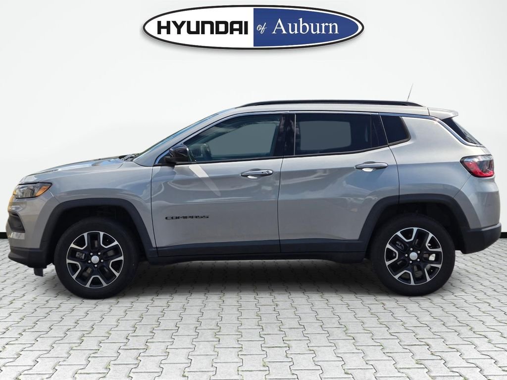 Used 2022 Silver Jeep Latitude image 11