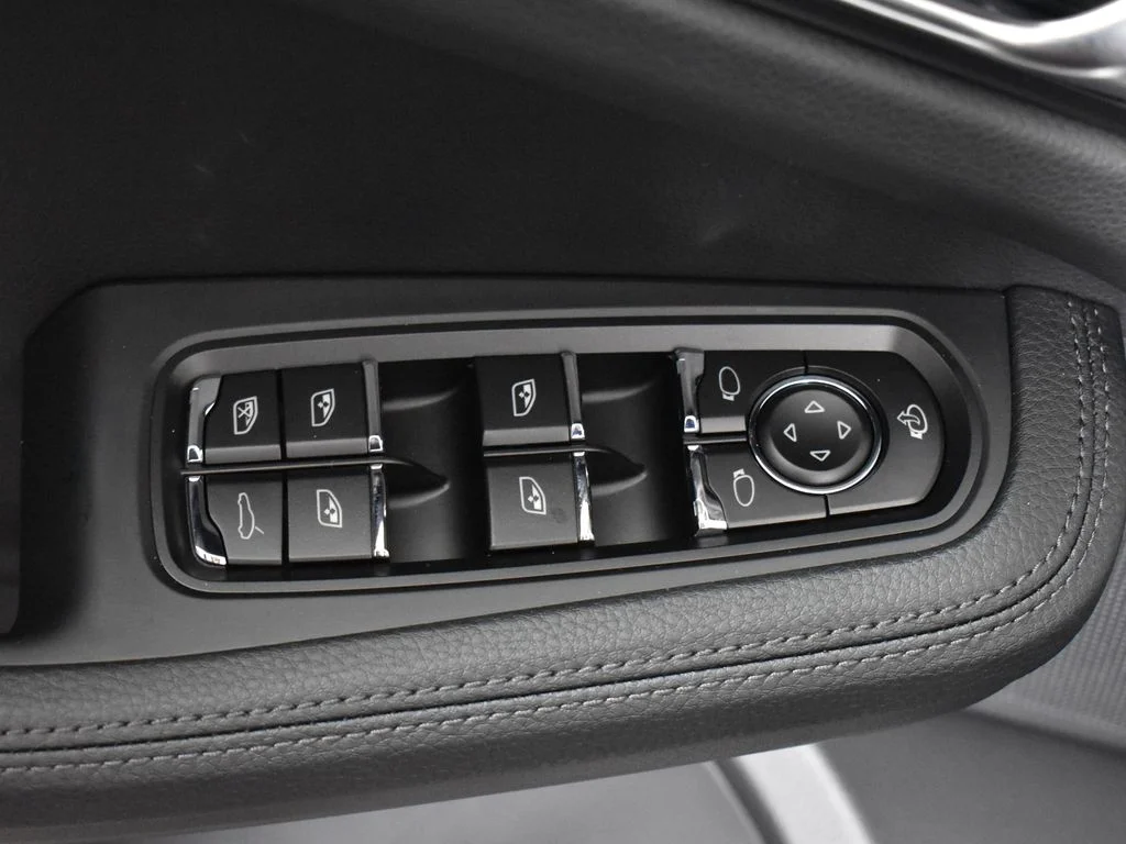 2026 Porsche Macan - Photo 34