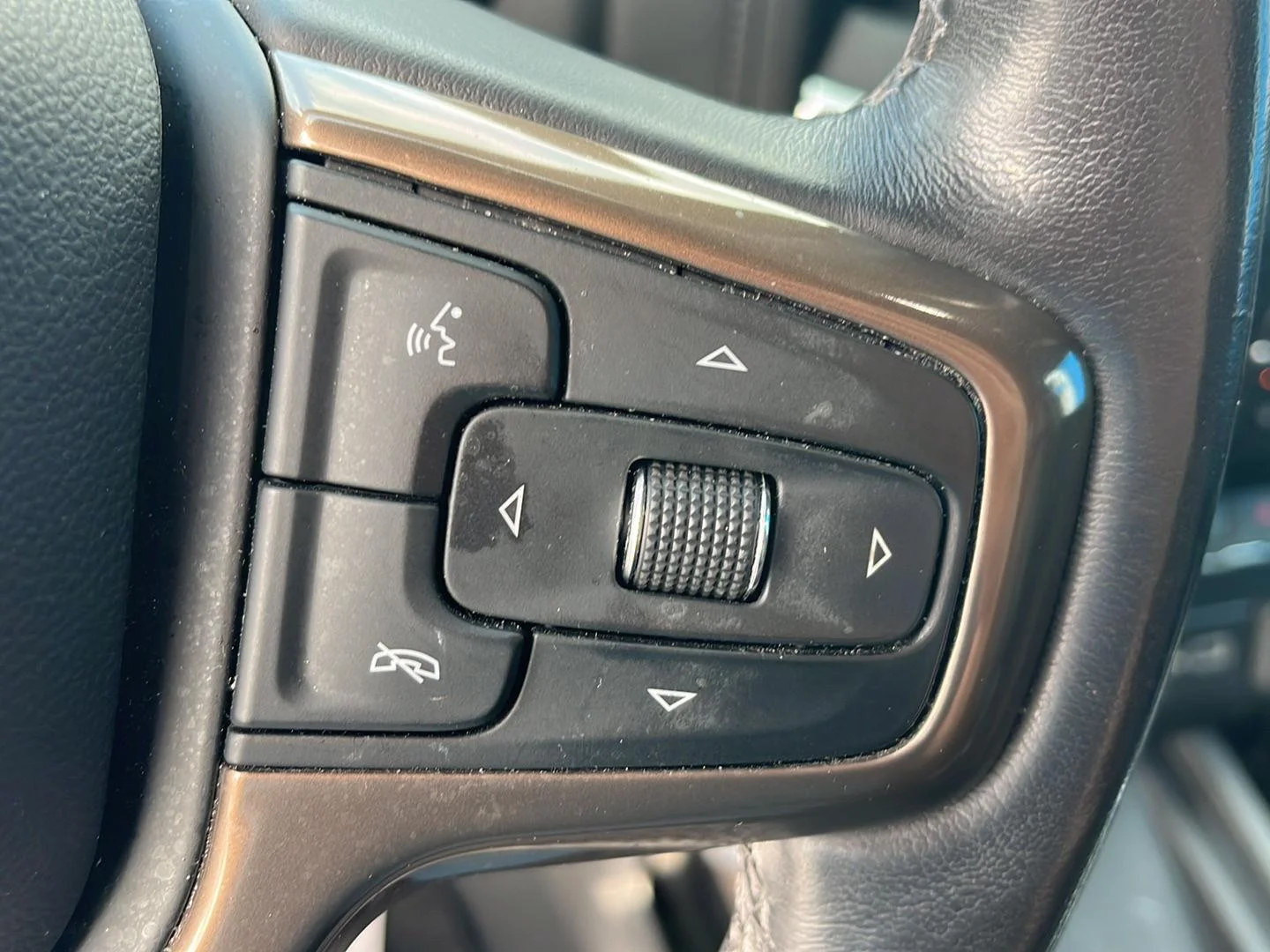 Used 2022 Iridescent Pearl Tricoat Chevrolet High Country image 11