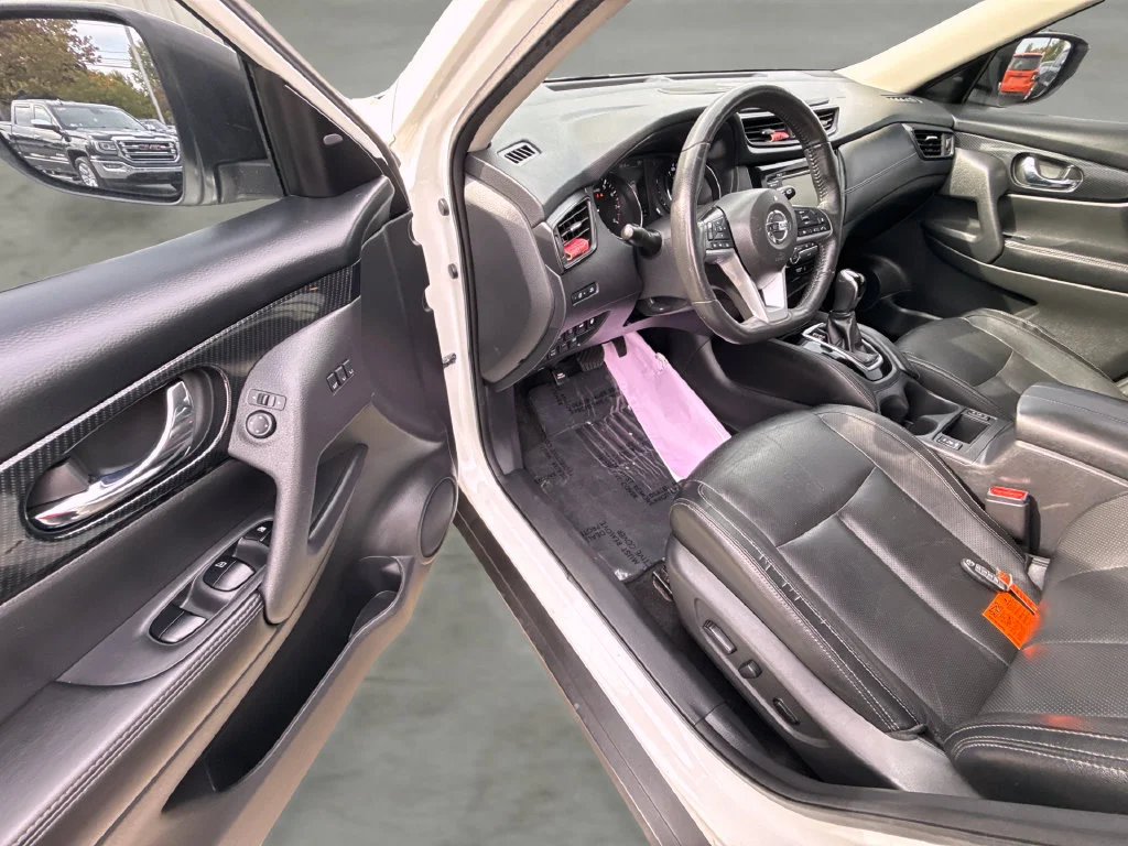 Used 2018 White Nissan SL image 16