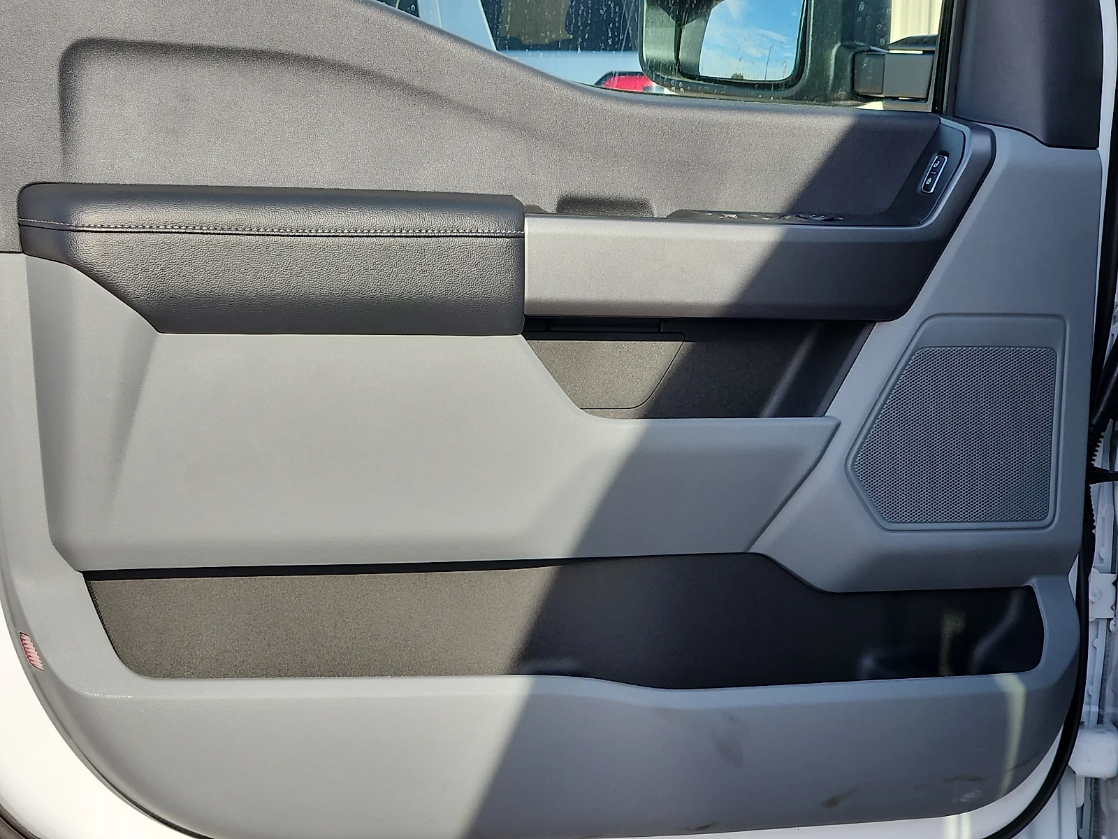 New 2027 Oxford White Ford XLT image 14