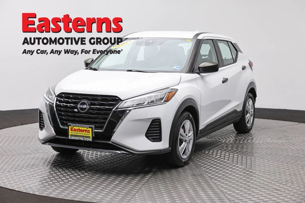 Used 2022 White Nissan S image 1