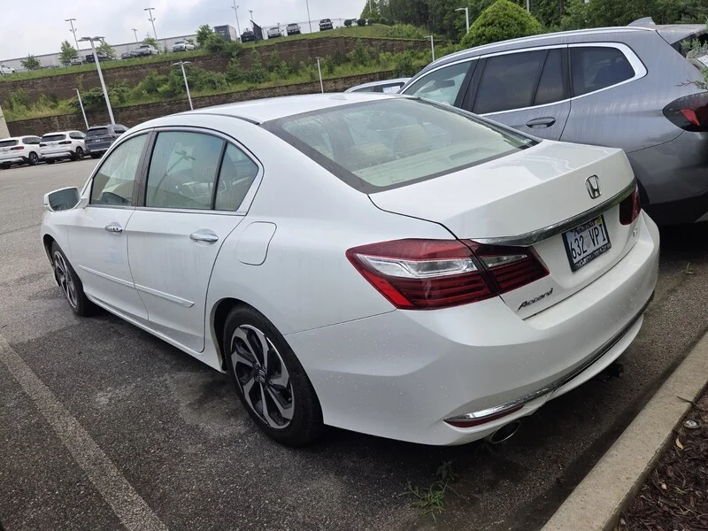 Used 2017 White Orchid Pearl Honda EX-L image 4
