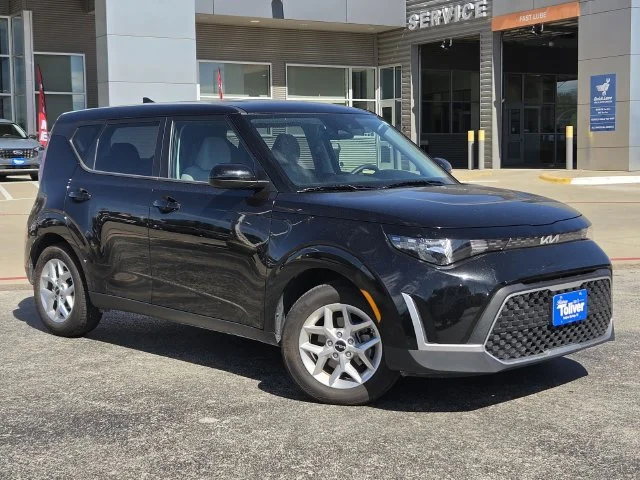 Used 2025 Fusion Orange Kia LX image 2