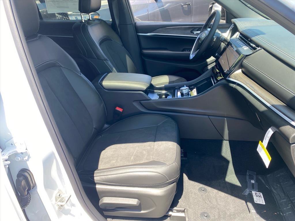 New 2026 Bright White Clear-Coat Exterior Paint Jeep Laredo image 17