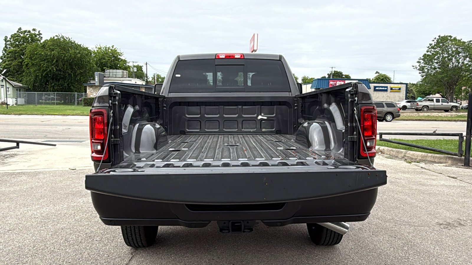 New 2026 Granite Crystal Metallic Clear-Coat Exterior Paint RAM Tradesman image 22