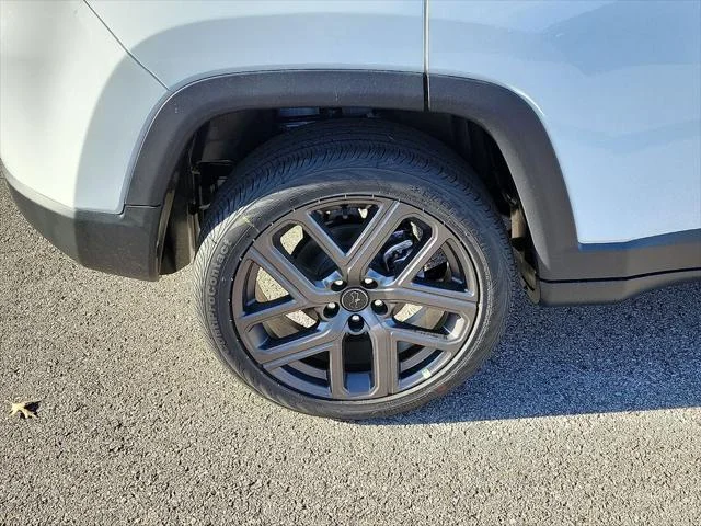 New 2026 Bright White Clear-Coat Exterior Paint Jeep Latitude image 7