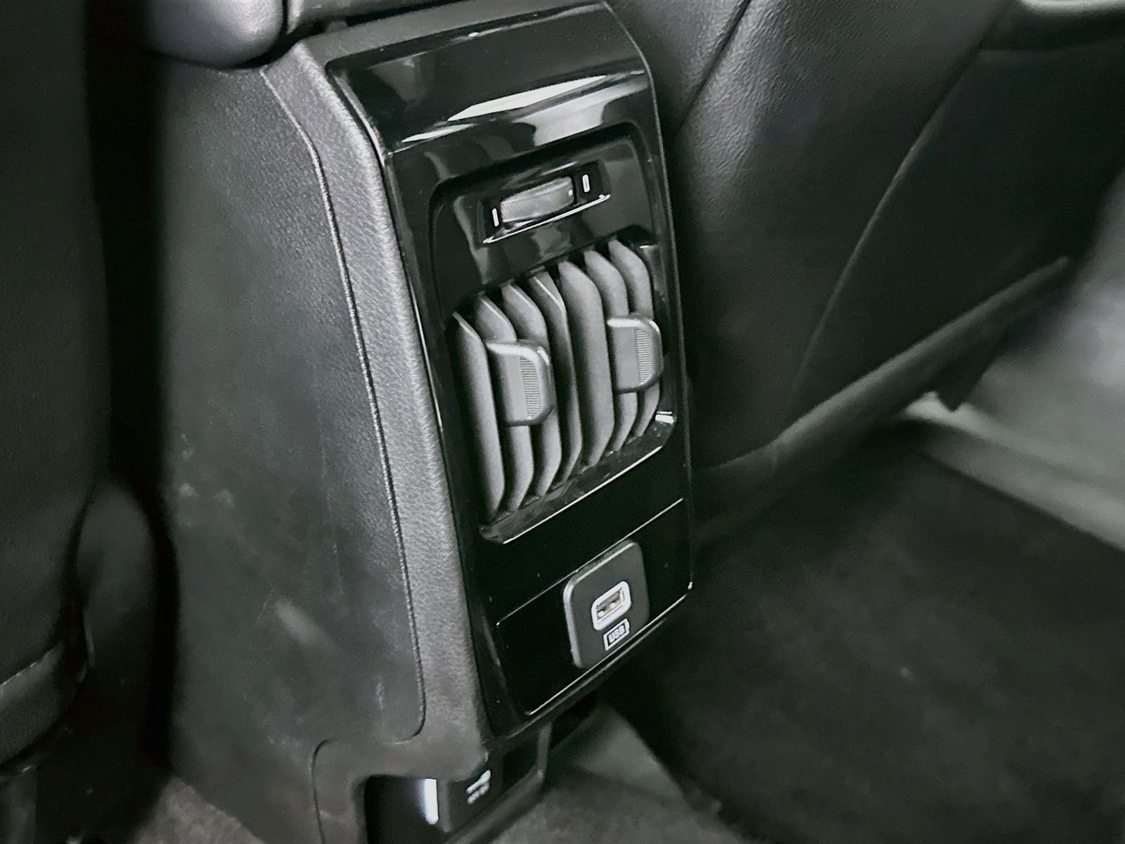 Used 2024 Bright White Clearcoat Jeep Latitude image 24