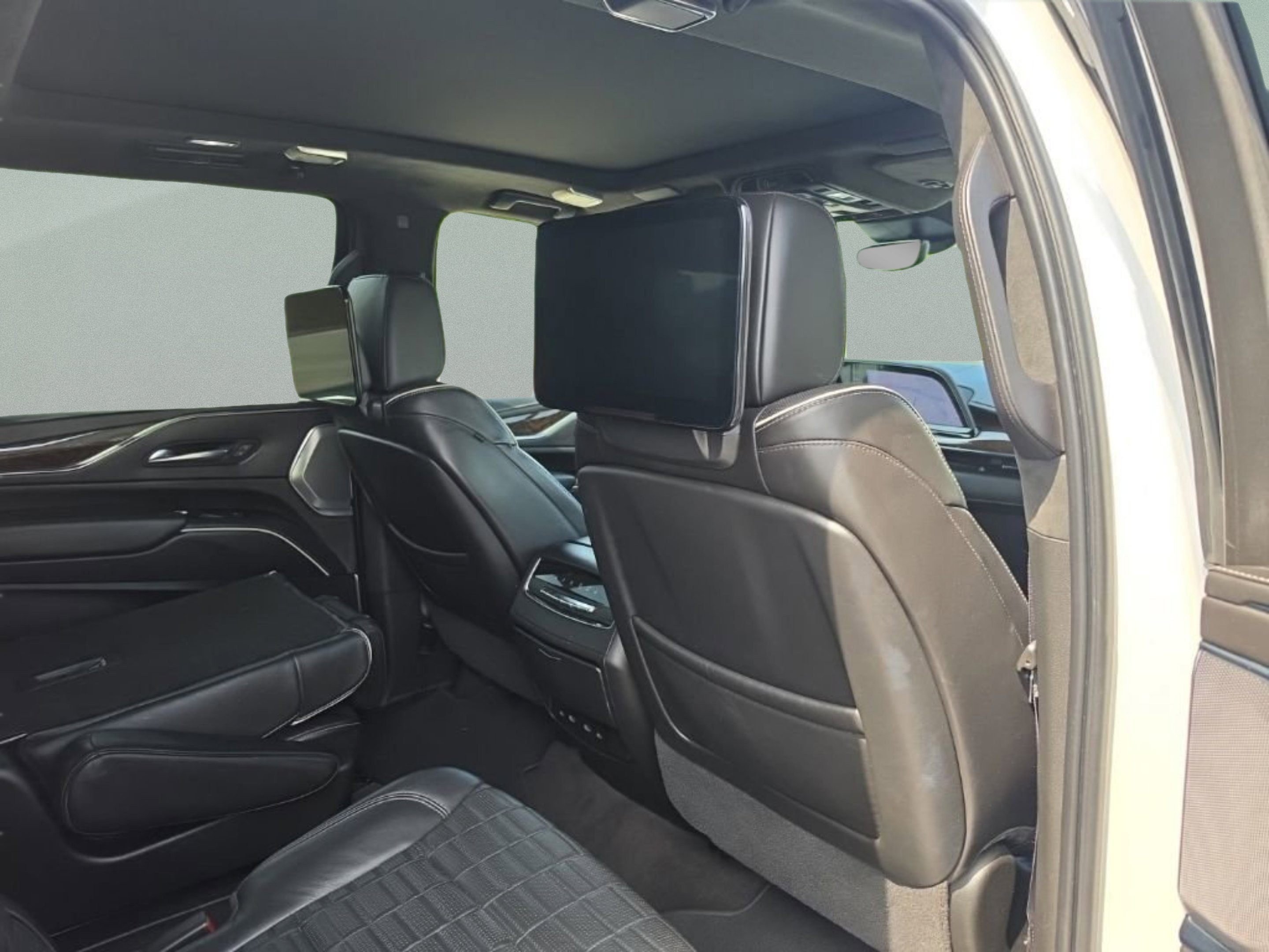 Used 2021 CRYSTAL WHITE TRICOAT Cadillac Sport Platinum image 30