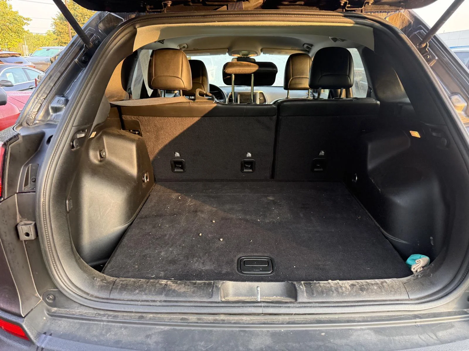 Used 2019 Granite Crystal Metallic Clearcoat Jeep Latitude Plus image 7