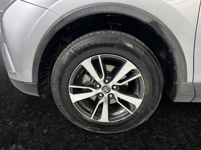 Used 2018 Silver Toyota XLE image 26