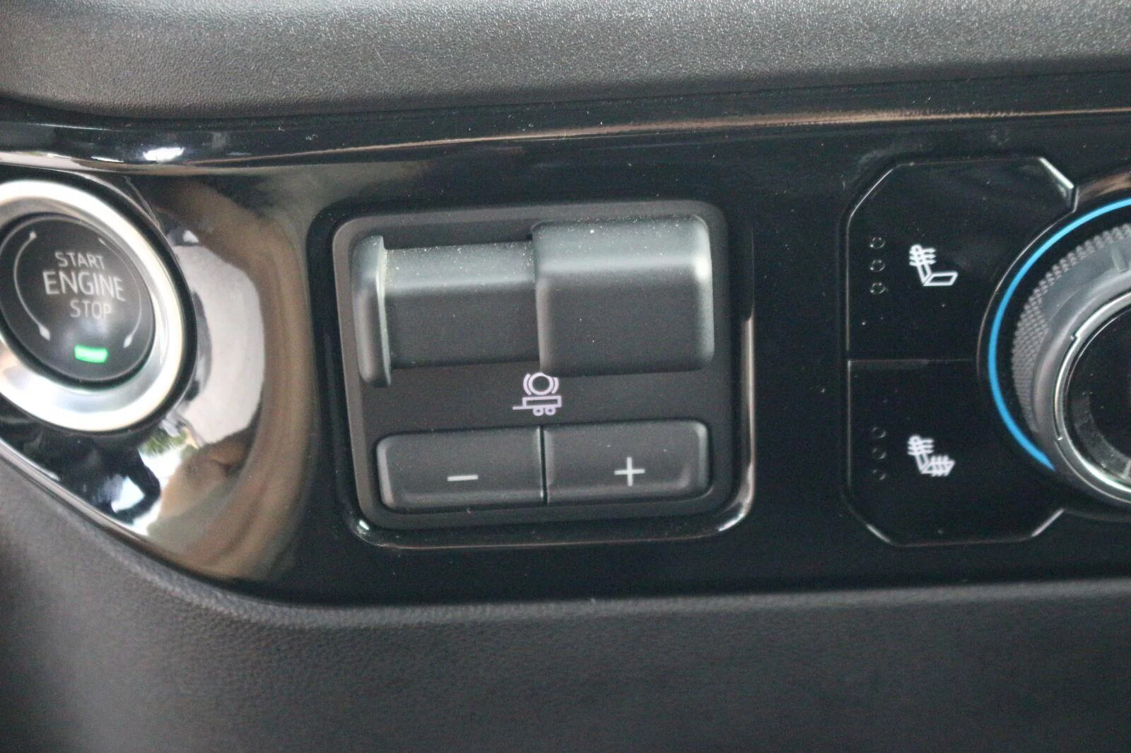 Used 2025 Summit White Chevrolet LT image 30
