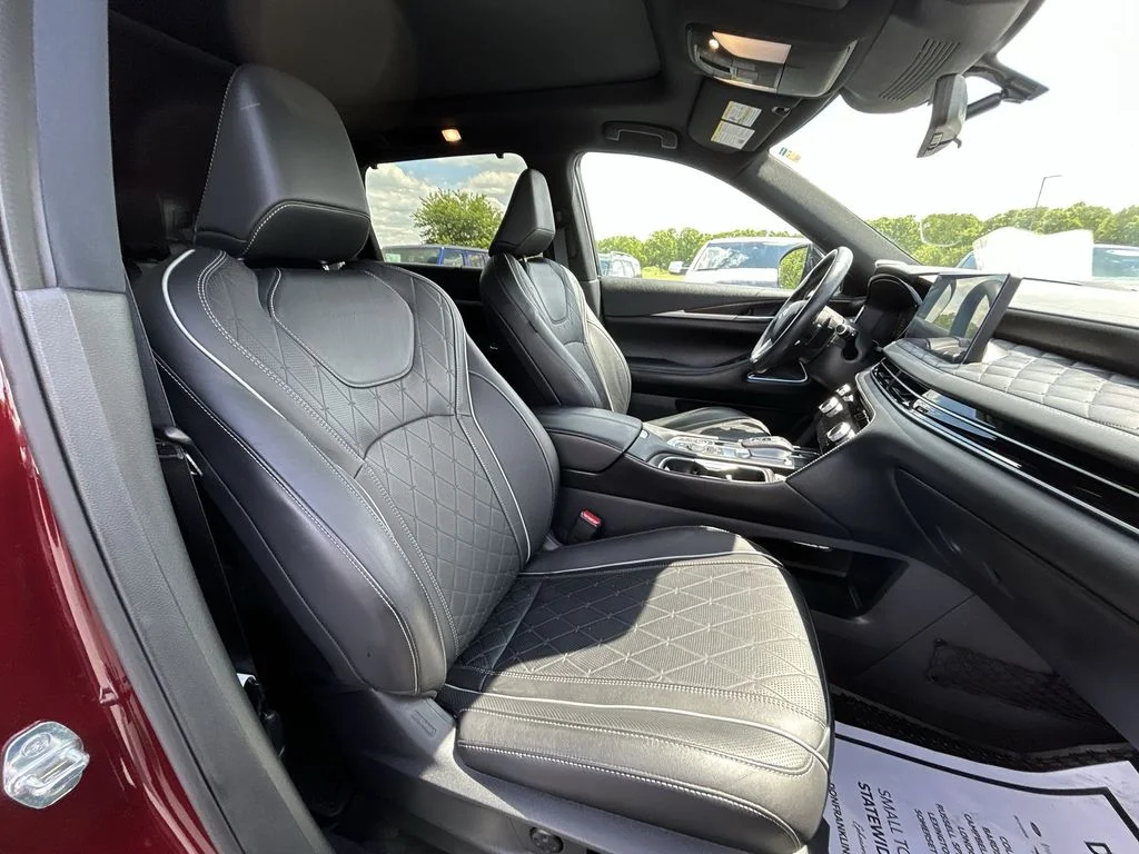 Used 2023 Red INFINITI Autograph image 30