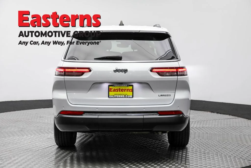 Used 2023 White Jeep Laredo image 6