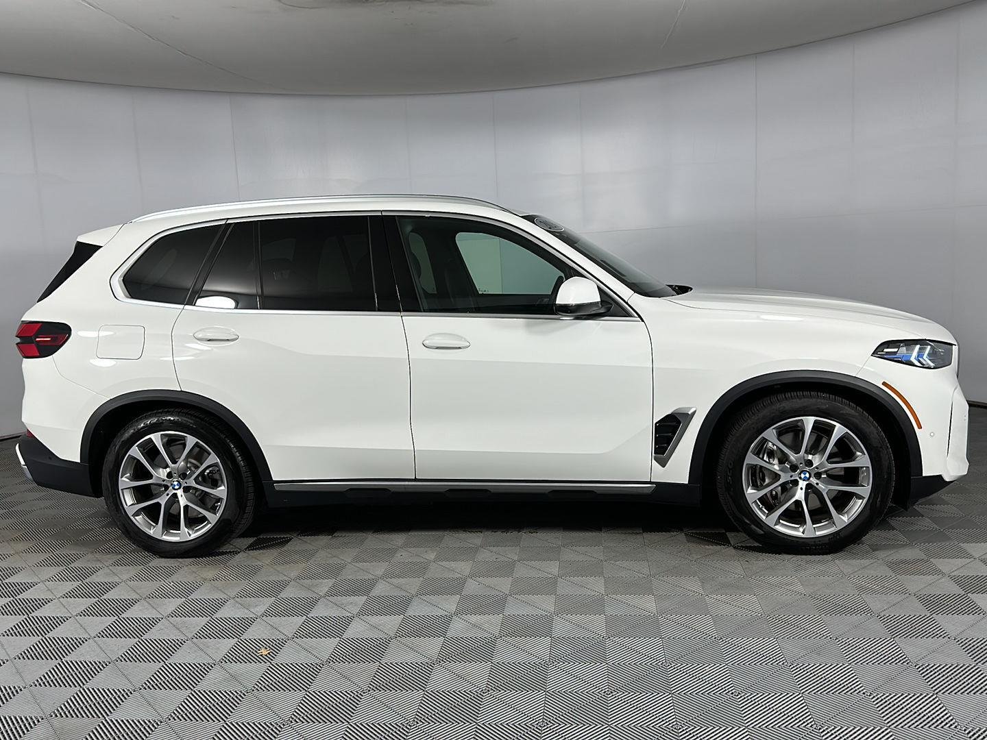 New 2026 Alpine White BMW xDrive50e image 26