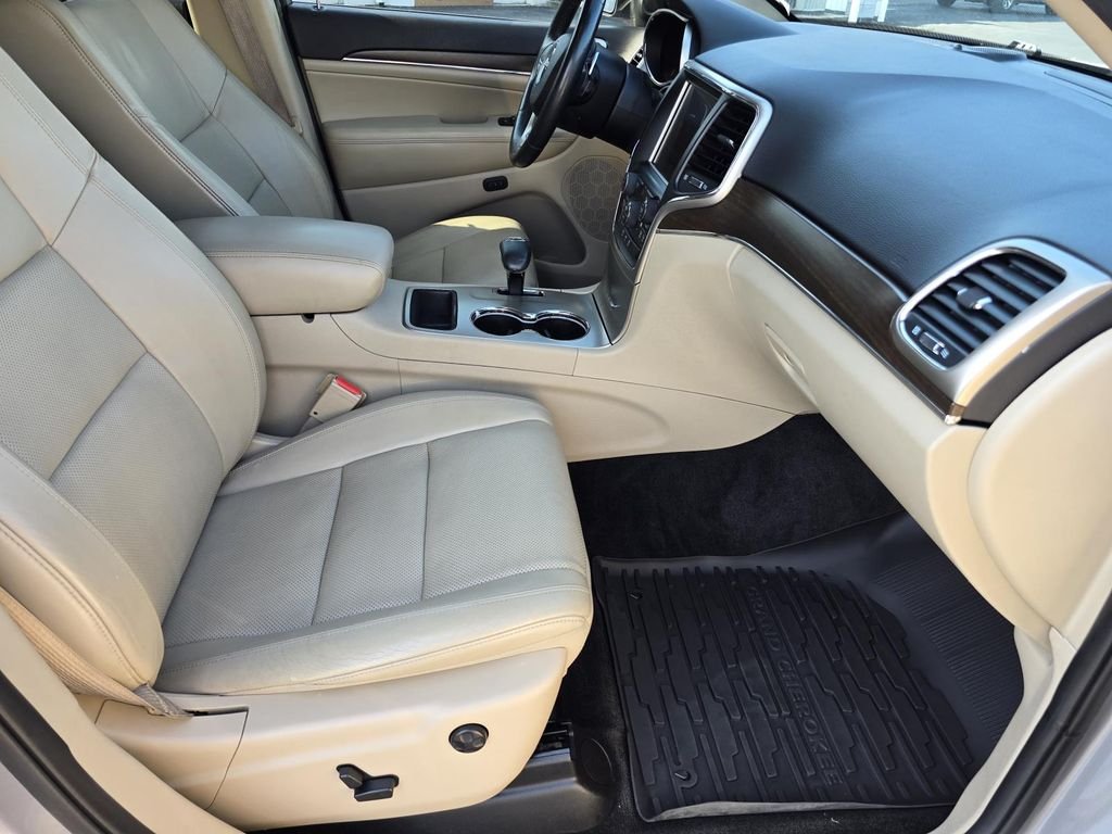 Used 2015 Billet Silver Metallic Clearcoat Jeep Limited image 23