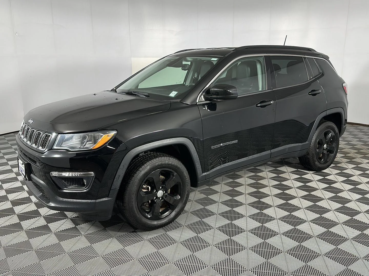 Used 2020 Diamond Black Crystal Pearlcoat Jeep Latitude image 4