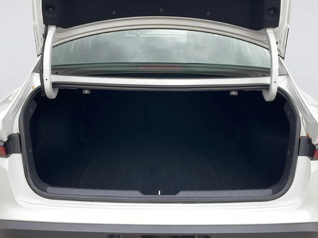 Used 2025 White Kia LXS image 35