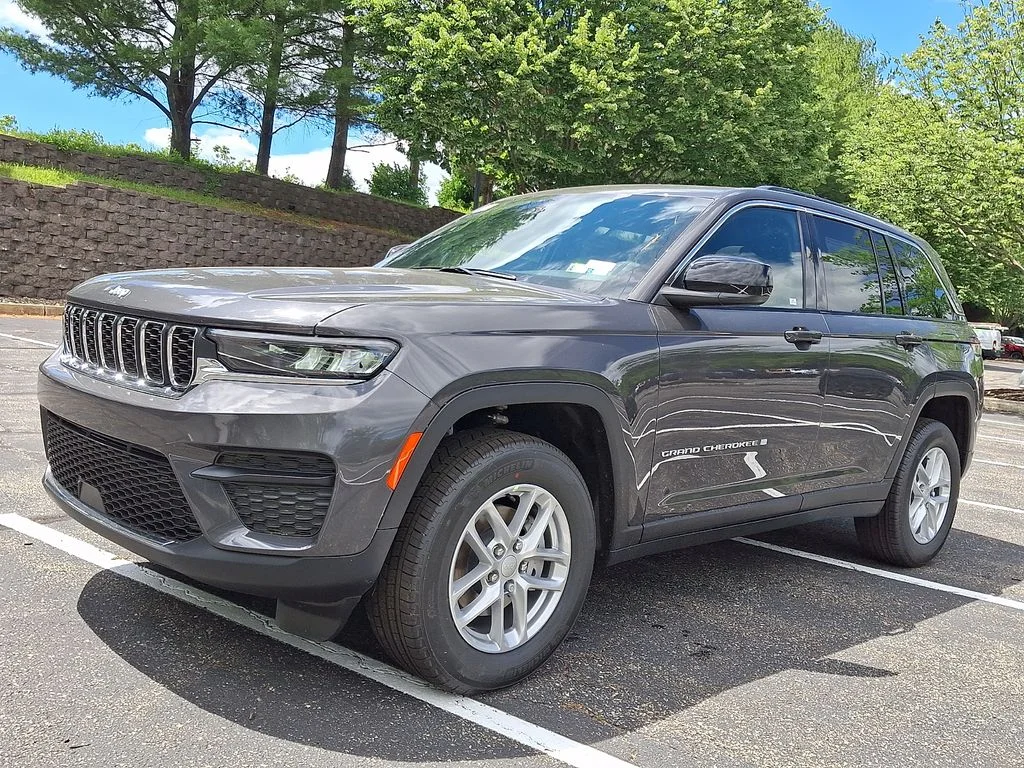 New 2026 Baltic Gray Metallic Clear-Coat Exterior Paint Jeep Laredo X image 2