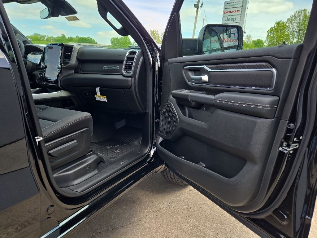 New 2026 Diamond Black Crystal Pearl-Coat Exterior Paint RAM Big Horn/Lone Star image 83