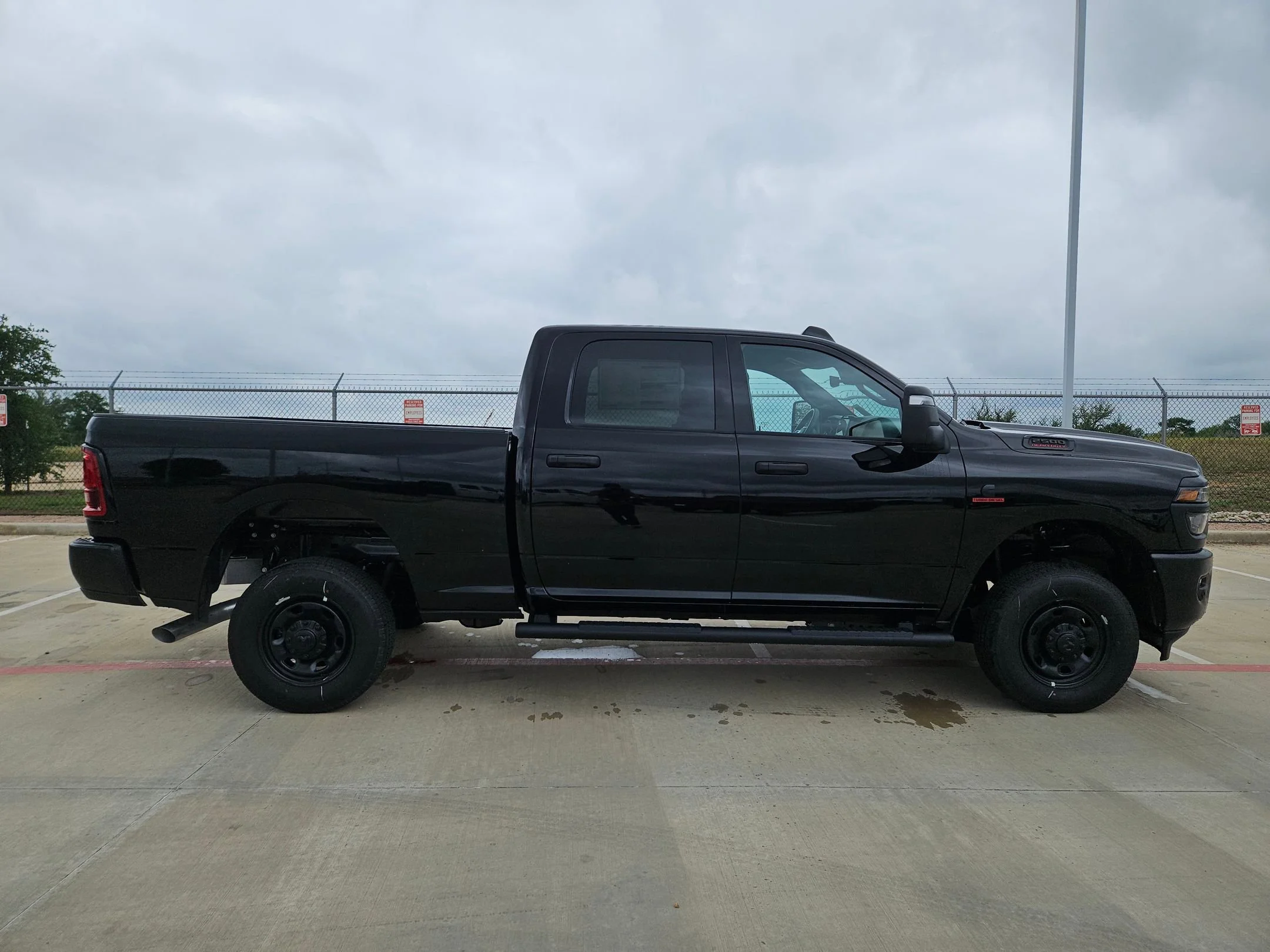 New 2026 Diamond Black Crystal Pearl-Coat Exterior Paint RAM Tradesman image 2