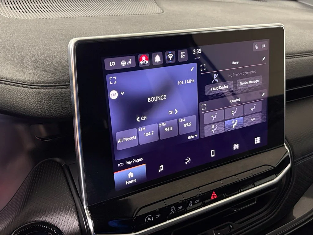 Used 2025 Silver Jeep Latitude image 24