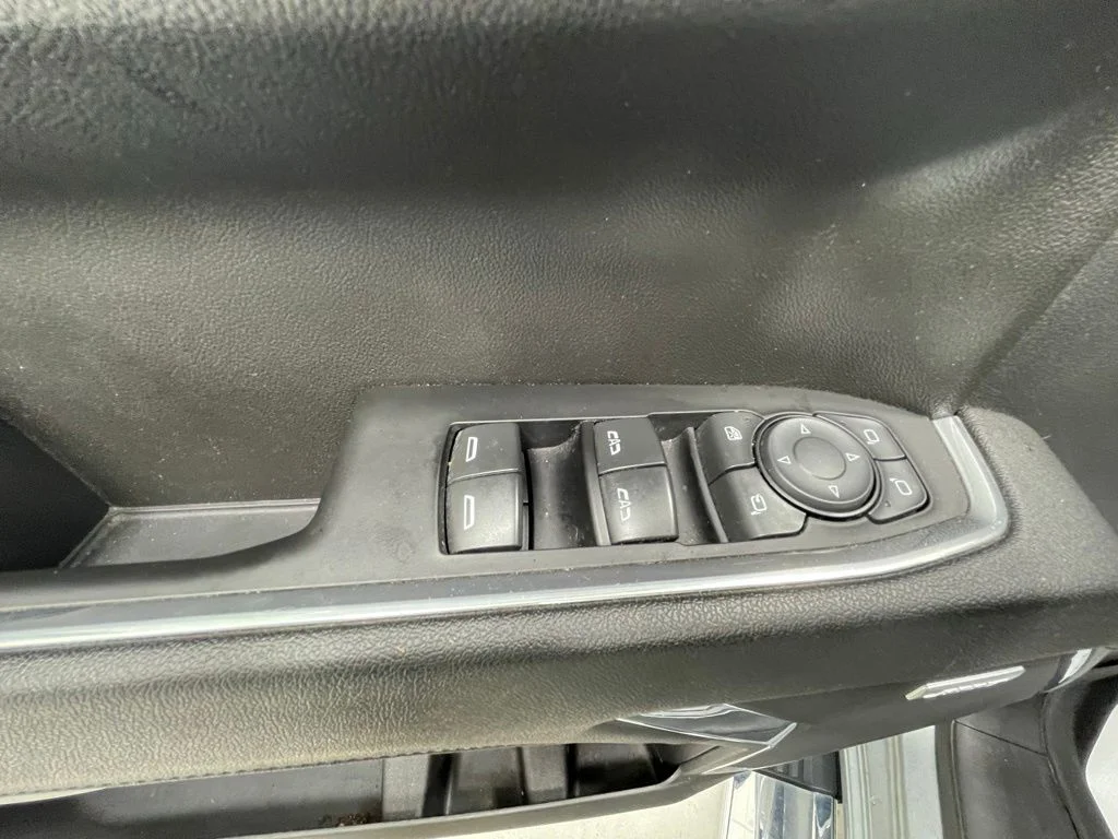 Used 2023 Silver GMC SLT image 16