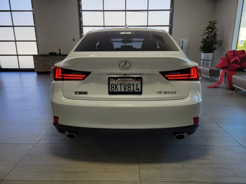 Used 2016 Ultra White LEXUS 4DR SDN image 4