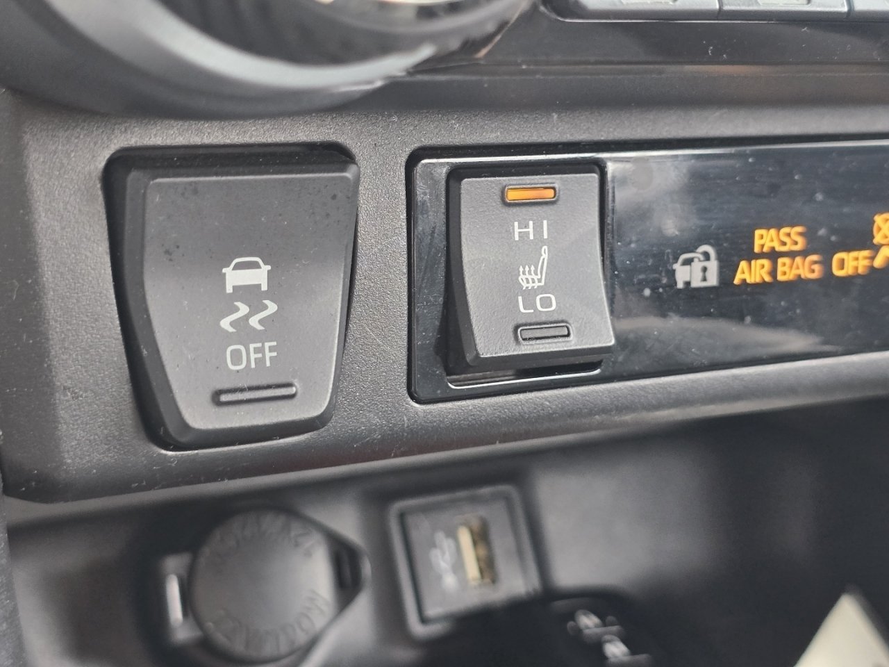 2025 Toyota RAV4 XLE - Photo 24