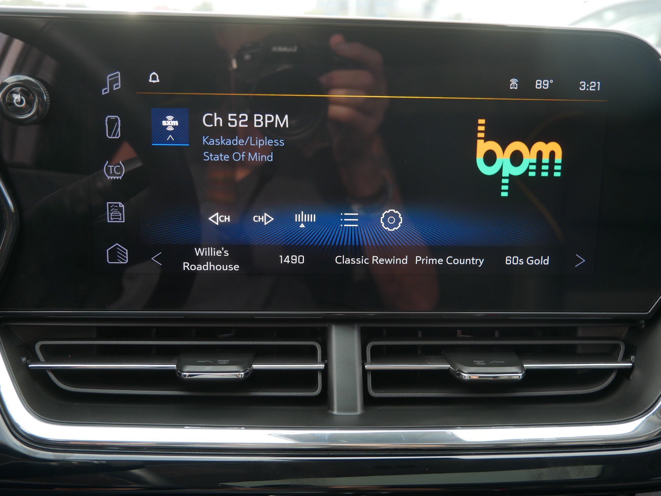 Used 2025 Summit White Chevrolet ACTIV image 26