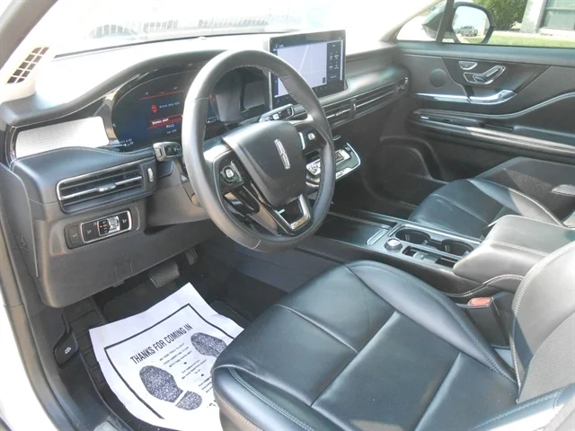 Used 2023 White LINCOLN  image 3