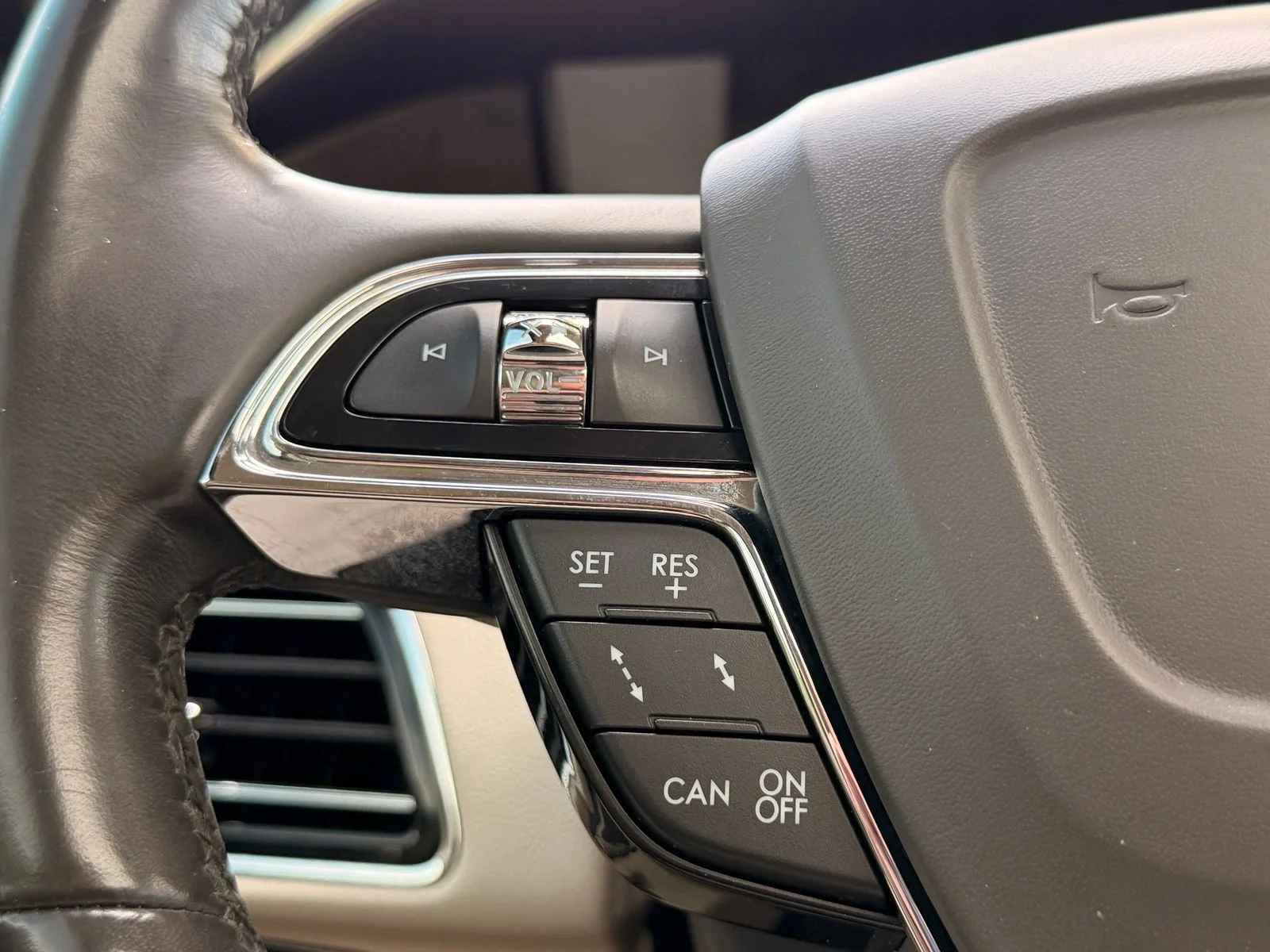 Used 2019 Ruby Red Metallic Lincoln Reserve image 25