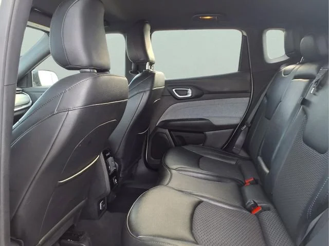 Used 2024  Jeep Latitude image 20