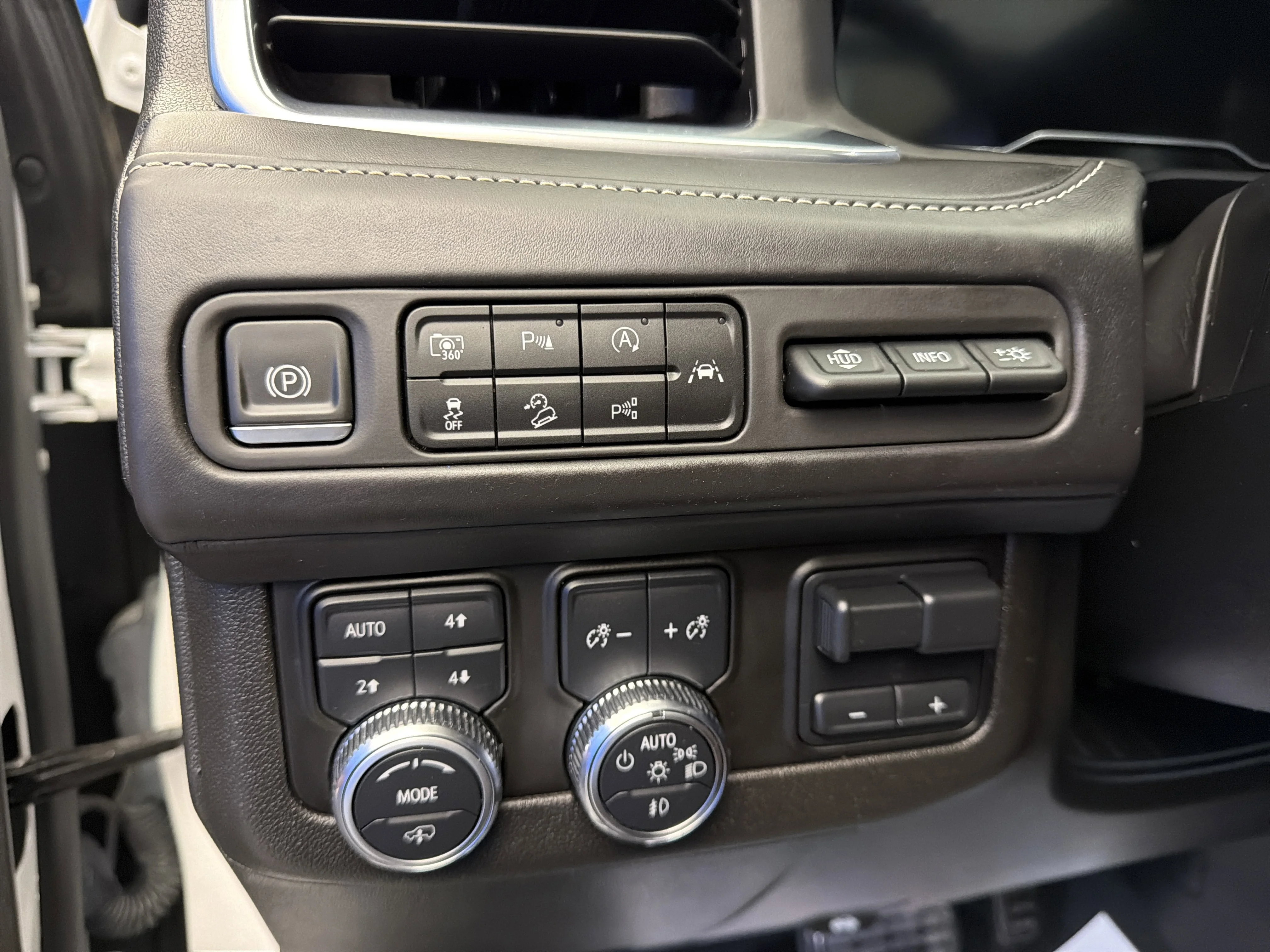 Used 2023 White Frost Tricoat GMC Denali Ultimate image 15