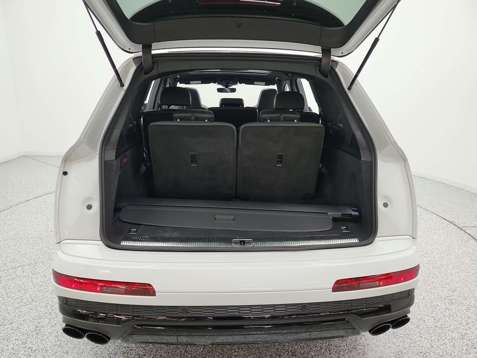 Used 2023 Glacier White Metallic Audi Premium Plus 4.0 TFSI quattro image 17
