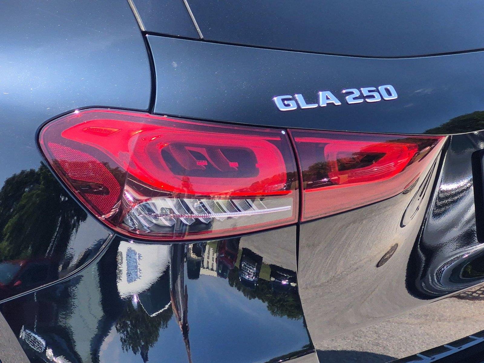 Used 2021 Night Black Mercedes-Benz GLA 250 image 12