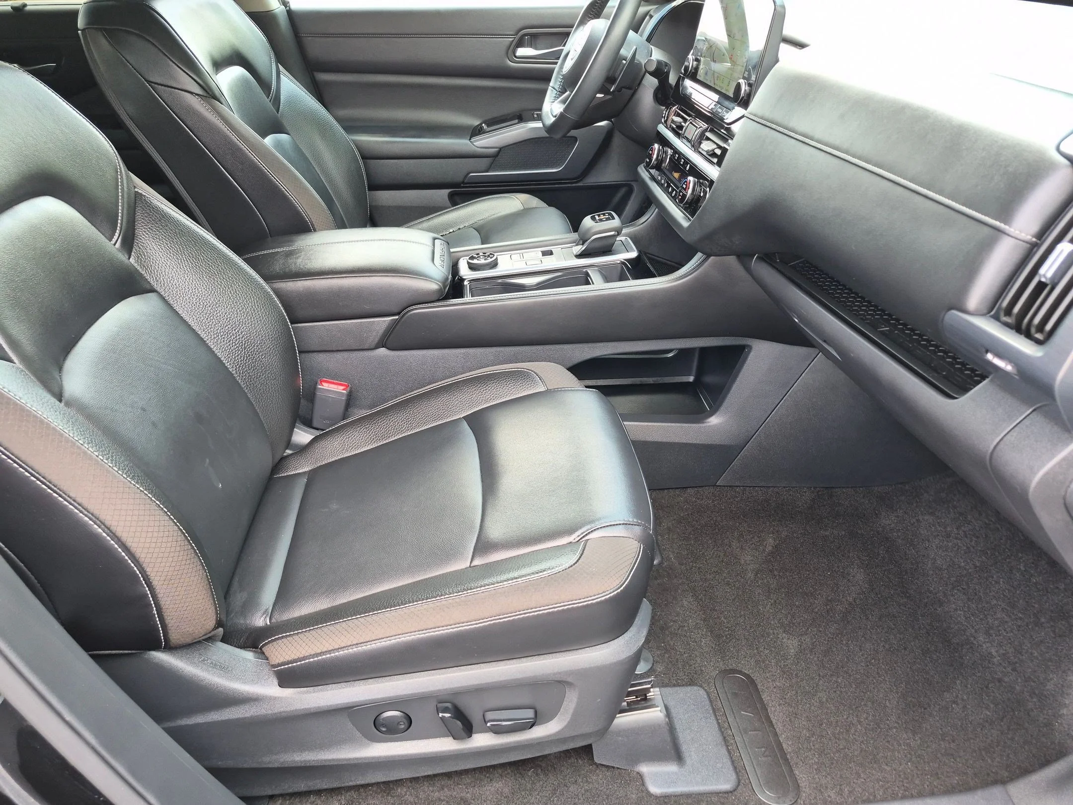 Used 2024 Super Black Nissan SL image 33