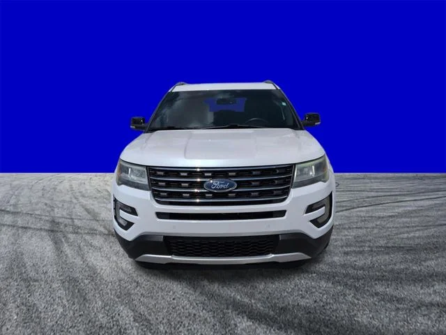 Certified Used 2017 White Platinum Clearcoat Metallic Ford XLT image 9