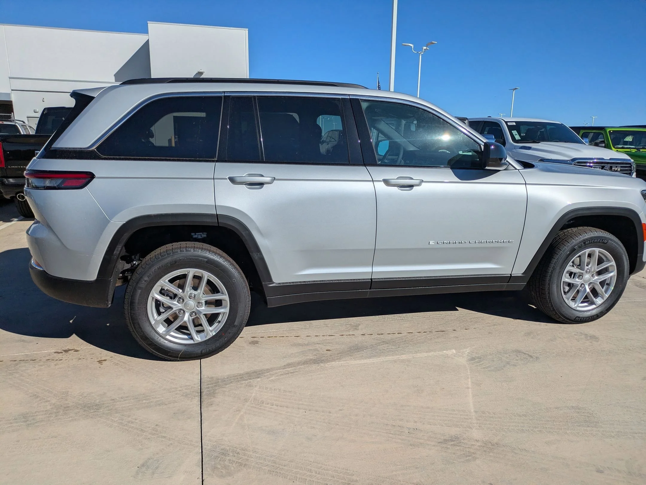 New 2025 Silver Zynith Exterior Paint Jeep Laredo X image 2