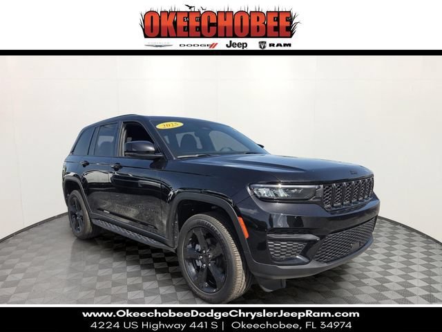 Used 2025 Diamond Black Crystal Pearlcoat Jeep Altitude X image 1