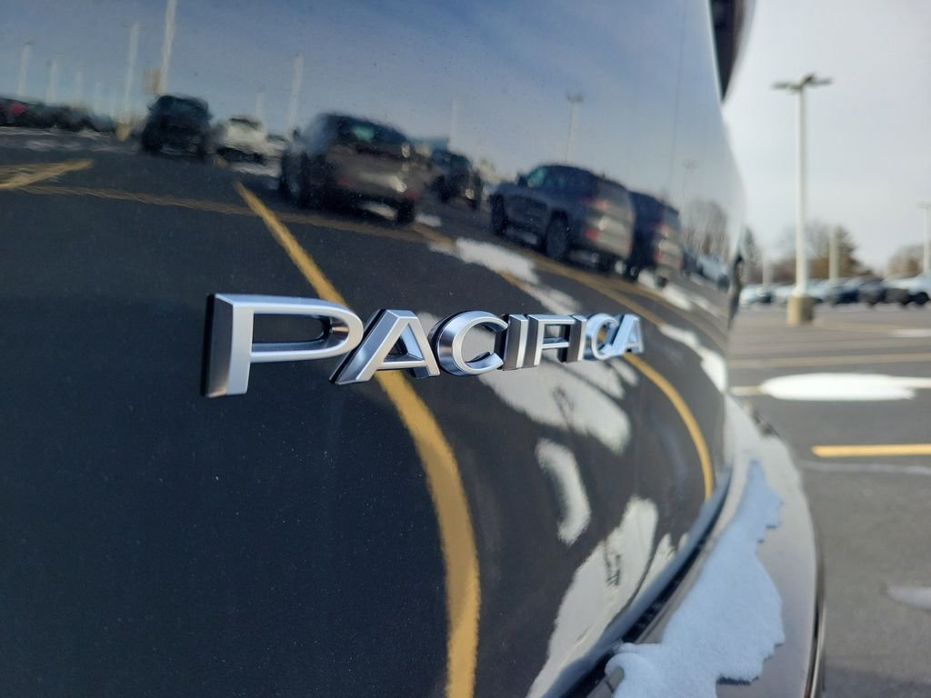 New 2026 Diamond Black Crystal Pearl-Coat Exterior Paint Chrysler Pinnacle image 7