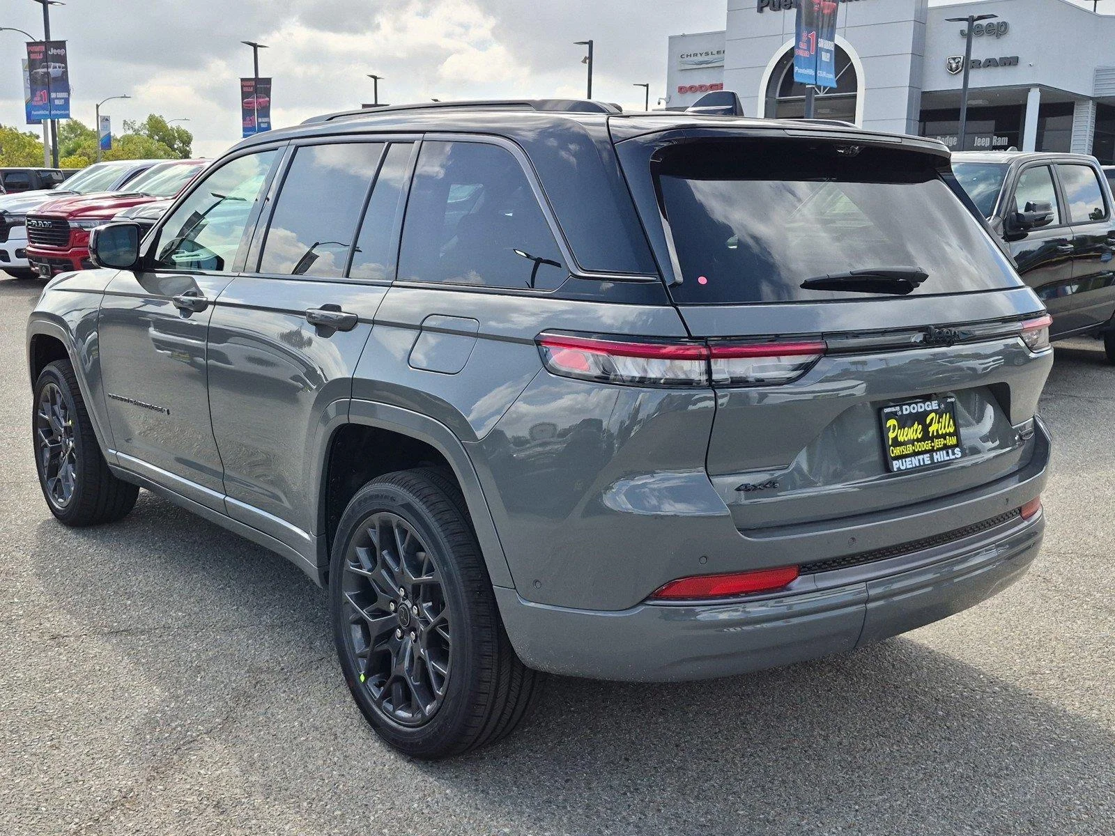 New 2027 Sting-Gray Clear-Coat Paint Jeep Summit image 4