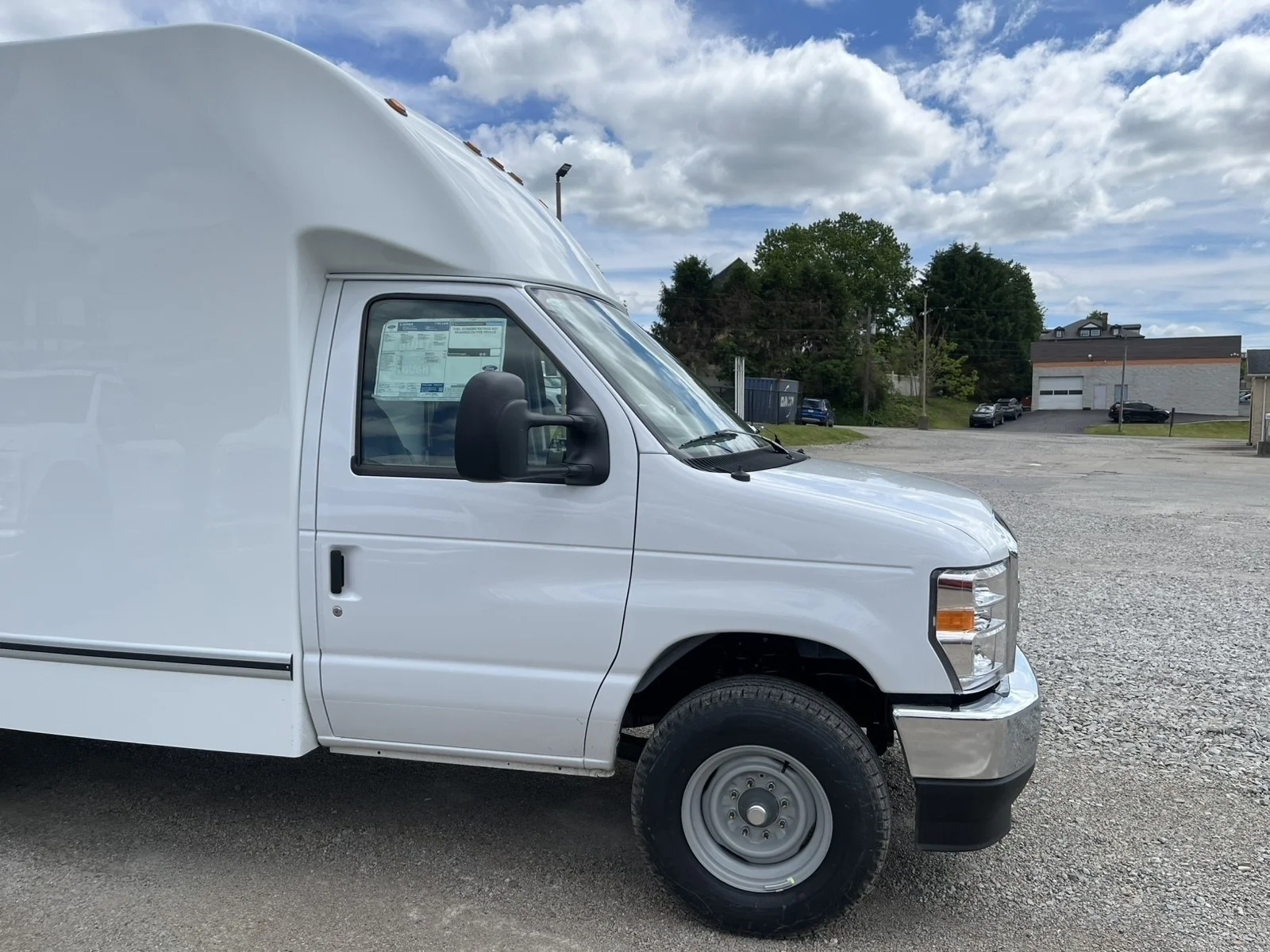 New 2027 Oxford White Ford E-350 SRW image 4
